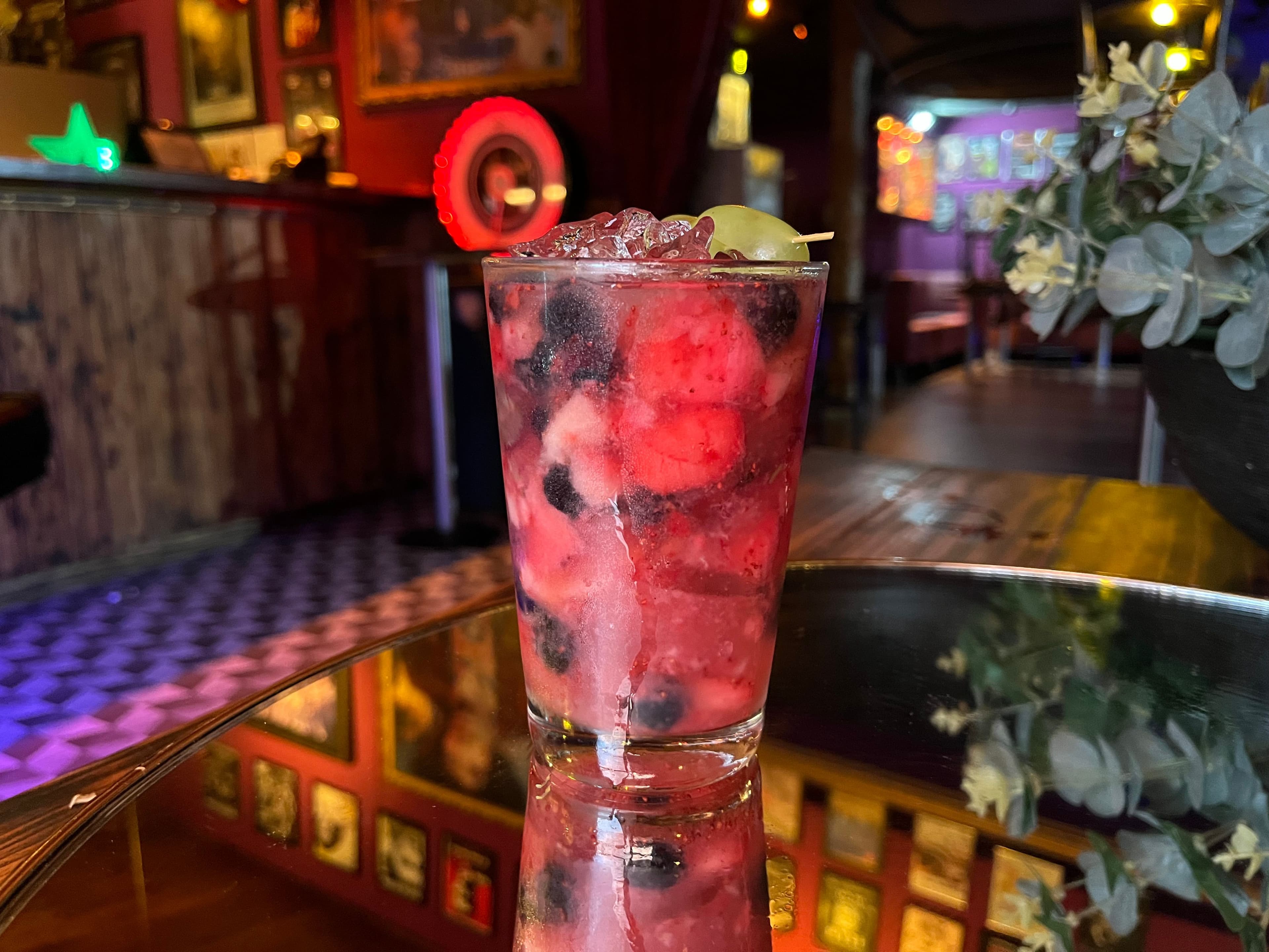 VODKA/SAKÊ + FRUTAS VERMELHAS